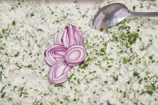 Yemek, meze, salata, sebze ve et kase çizgili şenlikli