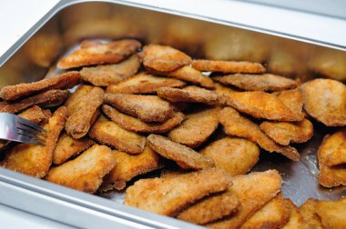 Doğum günü kutlamak için yapılan taze kızarmış domuz kesim