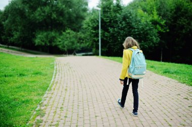 Okul sırt çantası ile kız