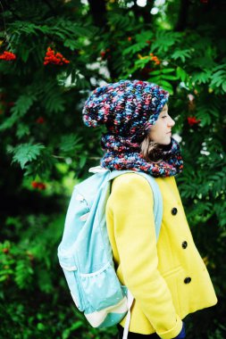 Okul sırt çantası ile kız