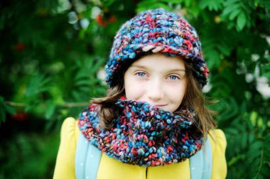 Okul sırt çantası ile kız