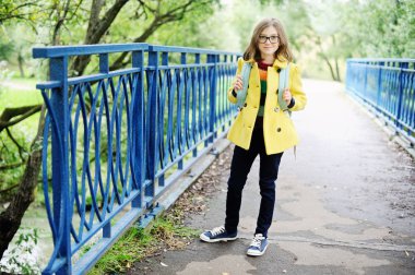 Okul sırt çantası ile kız