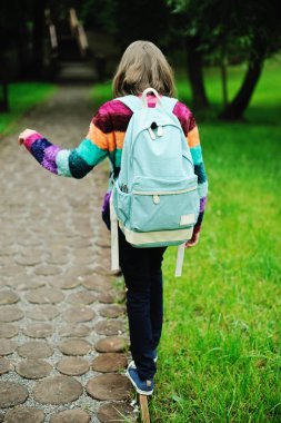 Sırt çantası ile çocuk kız