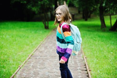 Sırt çantası ile çocuk kız