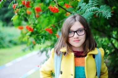 Okul sırt çantası ile kız