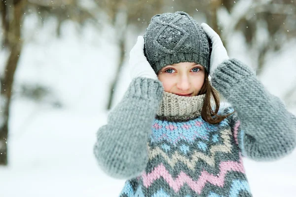 Очаровательная девочка зимой — стоковое фото