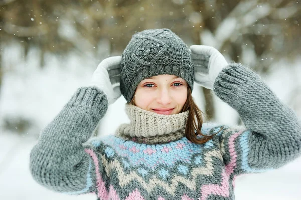 Schattig jongen meisje in de winter — Stockfoto