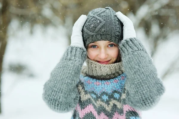 Ragazzina adorabile in inverno — Foto Stock