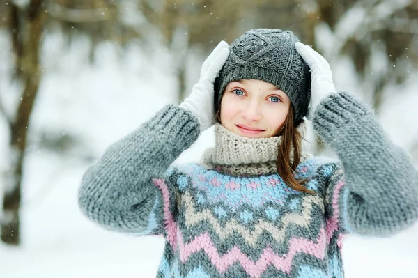 Urocza dziewczyna w zimie — Zdjęcie stockowe