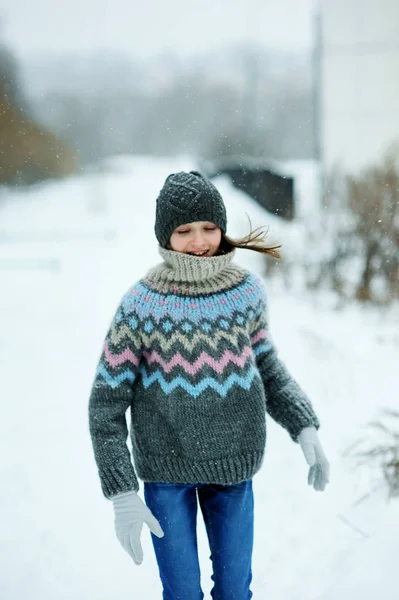Adorable kid girl in winter — Stock Photo, Image