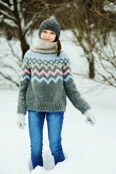 Entzückendes Mädchen im Winter — Stockfoto