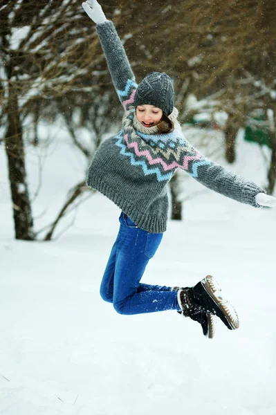 Adorable fille enfant en hiver — Photo