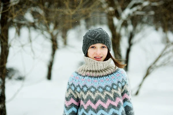 Adorable kid girl in winter — Stock Photo, Image