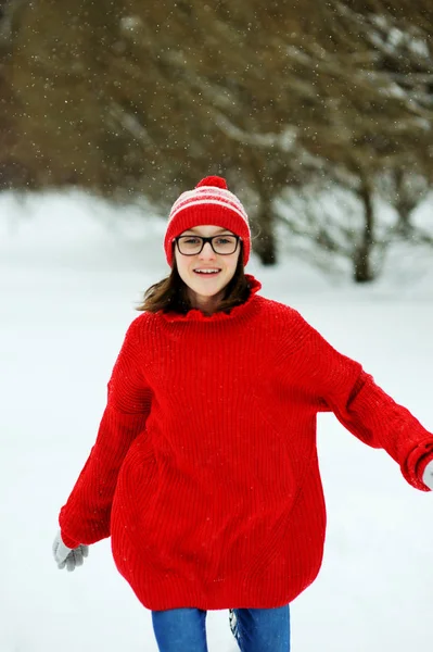 Αξιολάτρευτο παιδί κορίτσι το χειμώνα — Φωτογραφία Αρχείου