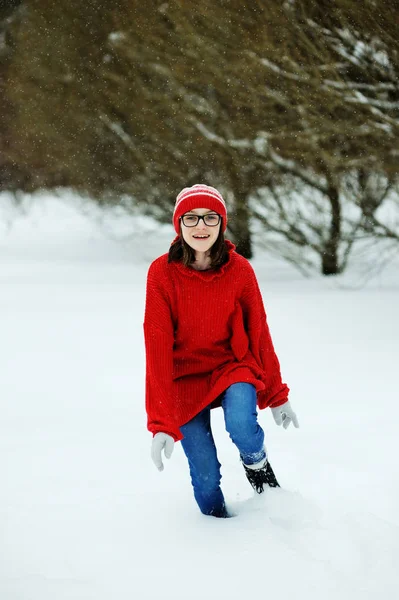 Bedårande unge flicka på vintern — Stockfoto