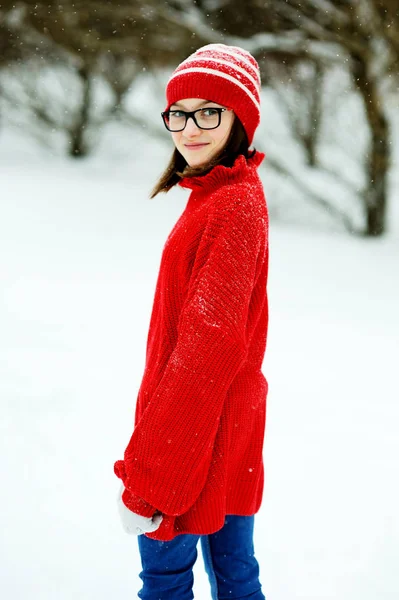 Adorable kid girl in winter — Stock Photo, Image