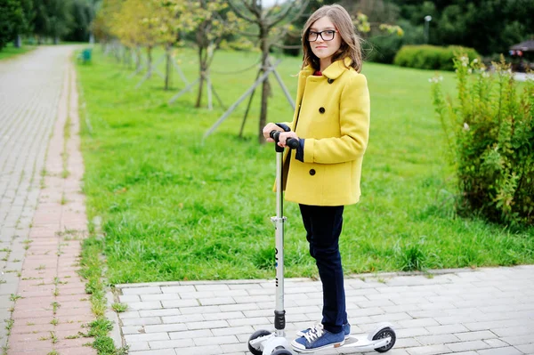 Jongen meisje op scooter — Stockfoto