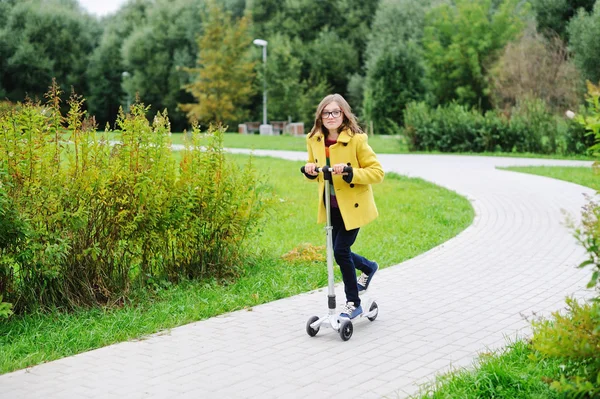 Jongen meisje op scooter — Stockfoto