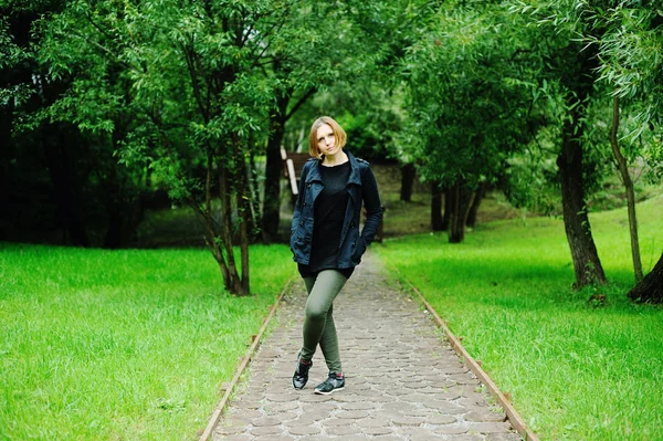 Frau im Park — Stockfoto