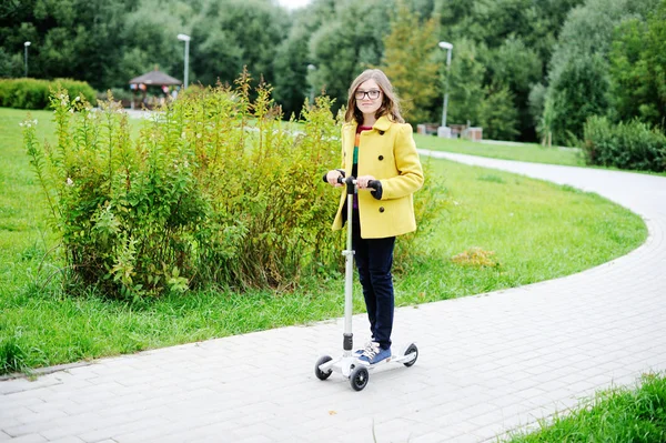 Jongen meisje op scooter — Stockfoto