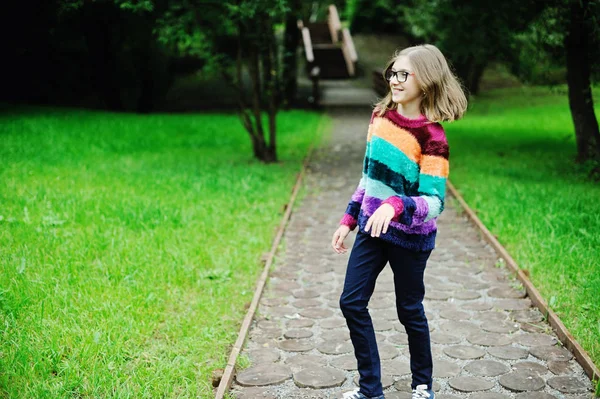 Kid flicka i parken — Stockfoto