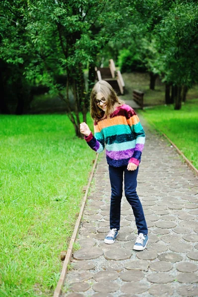 Kid girl in the park — Stock Photo, Image