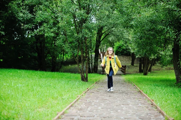 Kid girl in the park — Stock Photo, Image