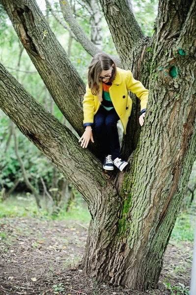 子供の女の子は木に登る — ストック写真