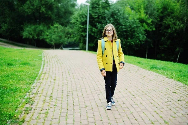 Ragazza con zaino scuola — Foto Stock