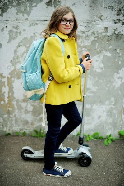 Menina criança na scooter — Fotografia de Stock