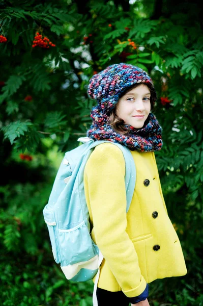 Menina com mochila escolar — Fotografia de Stock