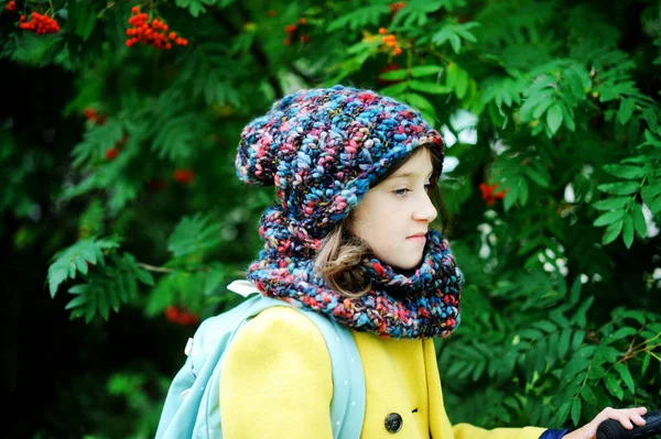 Mädchen mit Schulrucksack — Stockfoto