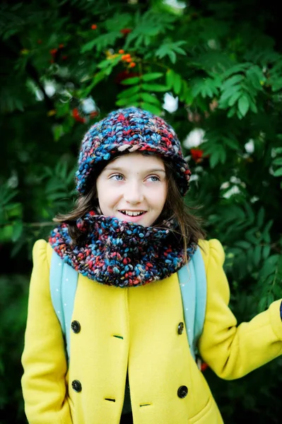 Menina com mochila escolar — Fotografia de Stock