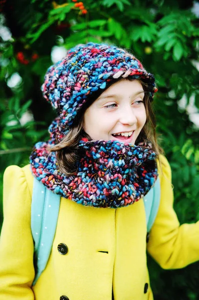 Mädchen mit Schulrucksack — Stockfoto