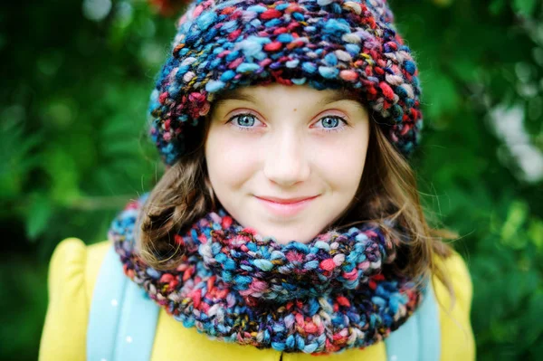 Mädchen mit Schulrucksack — Stockfoto