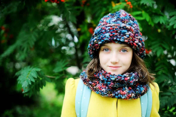 Chica con mochila escolar — Foto de Stock