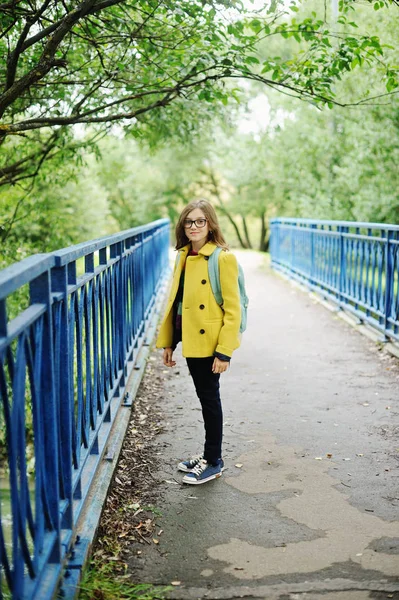 Meisje met school rugzak — Stockfoto