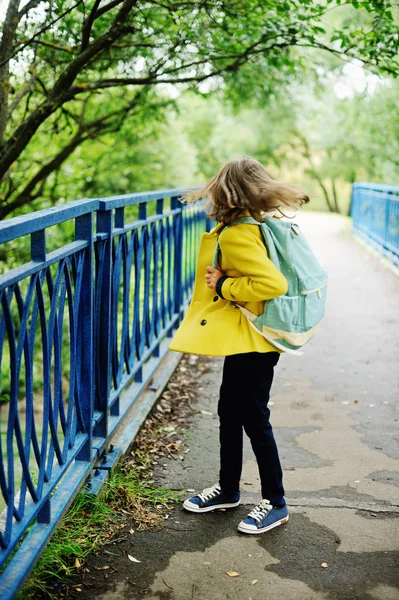 Flicka med skolan ryggsäck — Stockfoto