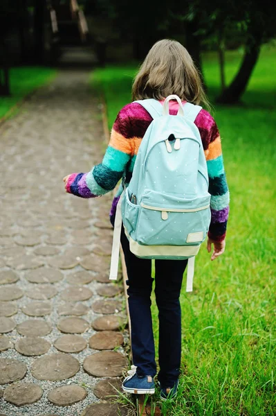Sırt çantası ile çocuk kız — Stok fotoğraf