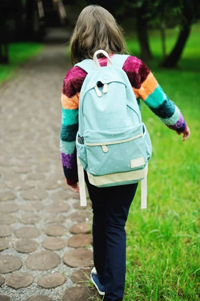 Kid flicka med ryggsäck — Stockfoto