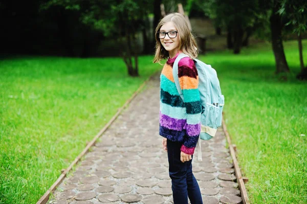 バックパックを持つ子供の女の子 — ストック写真
