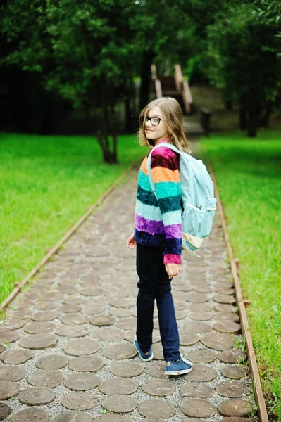 Kid meisje met rugzak — Stockfoto