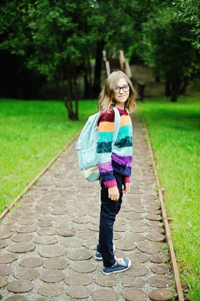 Niña con mochila — Foto de Stock