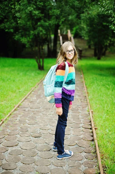 Enfant fille avec sac à dos — Photo