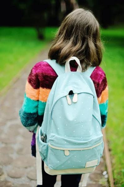 Παιδί κορίτσι με σακίδιο — Φωτογραφία Αρχείου