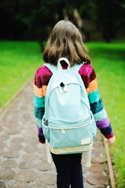 Kid meisje met rugzak — Stockfoto