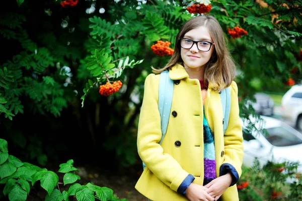 Mädchen mit Schulrucksack — Stockfoto