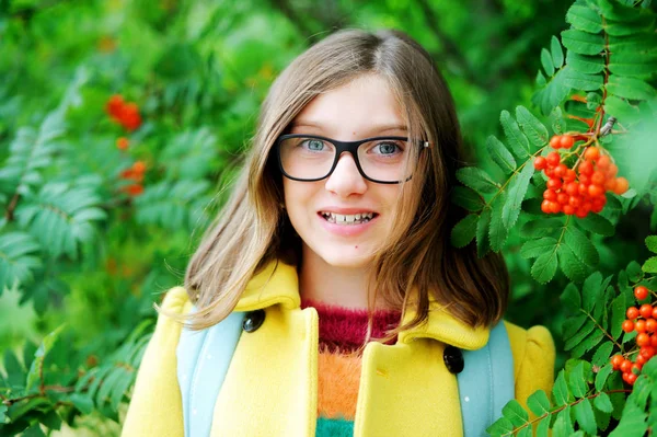 Mädchen mit Schulrucksack — Stockfoto