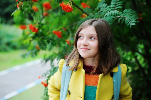 Ragazza con zaino scuola — Foto Stock