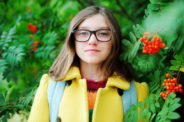 Ragazza con zaino scuola — Foto Stock